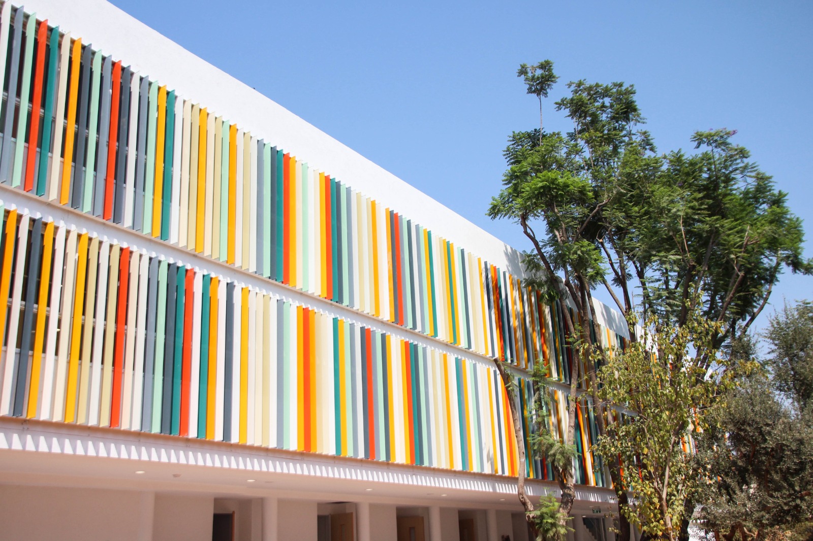 בית הספר רמז המחודש בכפר סבא, זכה במקום השני בתחרות אות האדריכלות הישראלית בקטגוריית מבנה חינוך