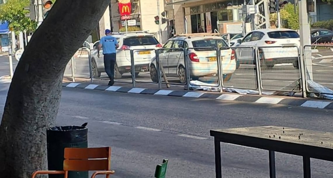 106? לא צריך, יש סגן ראש עיר: קובי פדוה יצא להסיר בעצמו שלטי ליכוד