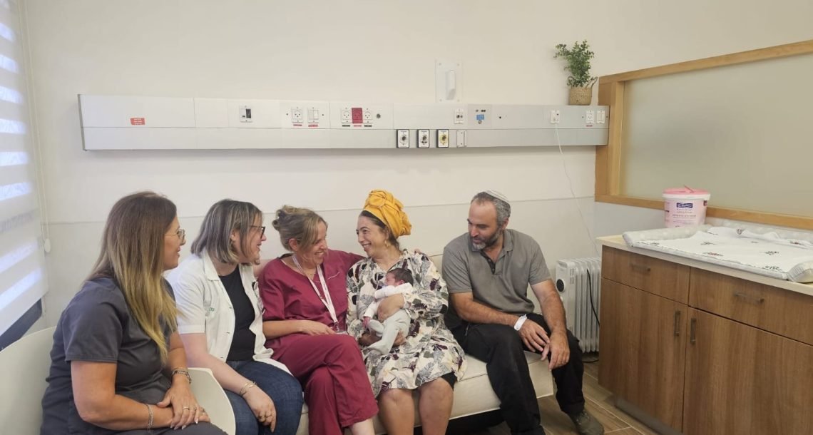 שמונה שנים לאחר שהצילו את חייה – שירלי ליפניק שבה ללדת במרכז רפואי מאיר בפעם השלישית מאז התאונה הקטלנית