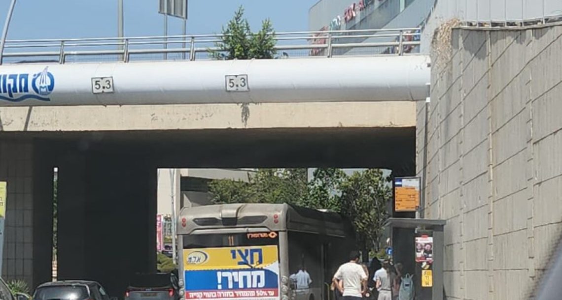 אירוע אלימות חריג בכפר סבא, נער ניפץ שמשת אוטובוס בקו 11 ילדים נפצעו