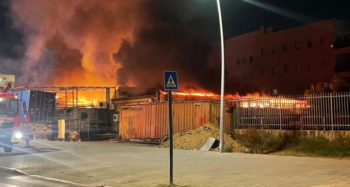 שריפה גדולה בהאנגר מסחרי באזור התעשייה בכפר סבא – נזק כבד למספר חנויות