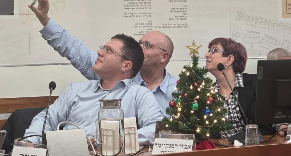 העץ של קובי ואיציק: כי למה לדון בתקציב כשהתפאורה חשובה יותר