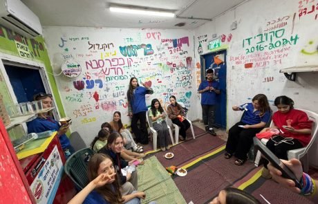 נוער כפר סבא ממשיך להתגייס גם בחירום: התנדבות, יוזמות קהילתיות וחיזוק הקשר הבין-דורי