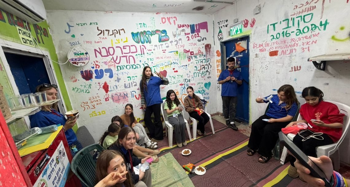 נוער כפר סבא ממשיך להתגייס גם בחירום: התנדבות, יוזמות קהילתיות וחיזוק הקשר הבין-דורי