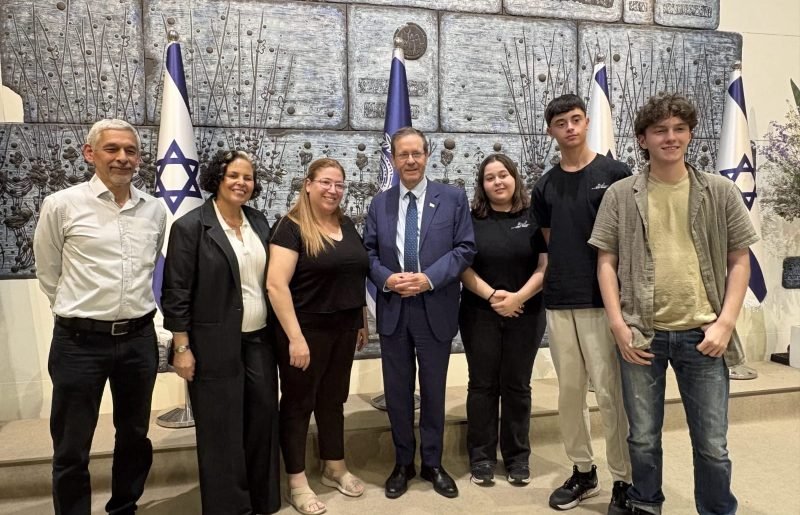 גאווה בבית הנשיא: תלמידי תיכון רבין מכפר סבא הציגו מיזם חדשני למיפוי הרשת הירוקה בעיר