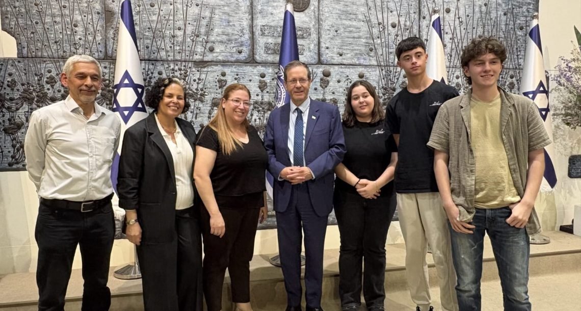 גאווה בבית הנשיא: תלמידי תיכון רבין מכפר סבא הציגו מיזם חדשני למיפוי הרשת הירוקה בעיר