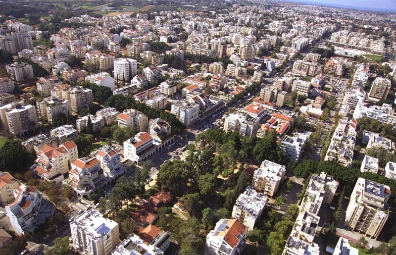 כפר סבא אישרה את צו הארנונה ל-2027: העלאה של 3.05% בלבד בהתאם לחוק, ללא תוספת עירונית