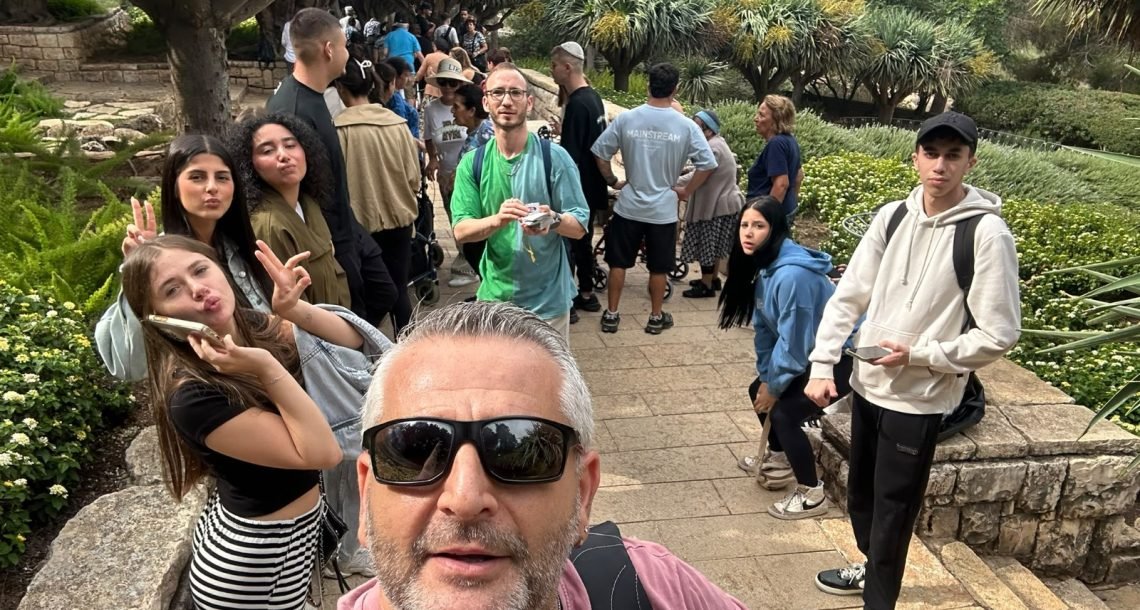 מאות ותיקות וותיקי כפר סבא נהנו בטיול "והדרת"המסורתי, אליו הצטרפו תלמידות ותלמידי תיכון כצנלסון ביום של תרבות ומפגש בין־דורי