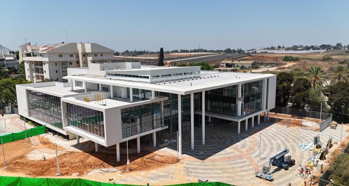 החברה הכלכלית לפיתוח כפר סבא מסיימת קיץ של עשייה: מבנים חדשים, מעבדות מתקדמות ושדרוגי חינוך