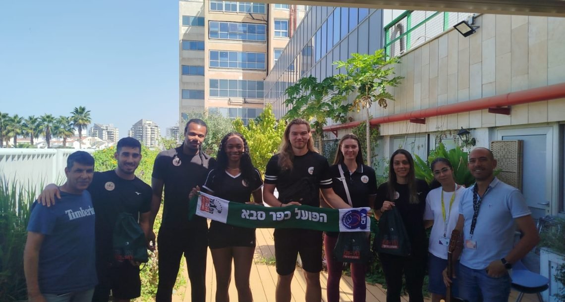 אנסטסיה גודובה ושחקני הפועל כפר סבא ביקרו במחלקת הילדים ב"מאיר"