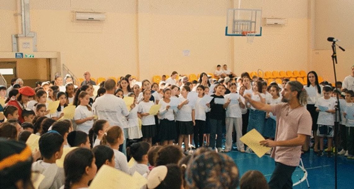 שירו כולם – חוויה חינוכית וקהילתית  שירת המונים – חוויה חינוכית וקהילתית, לא מופע