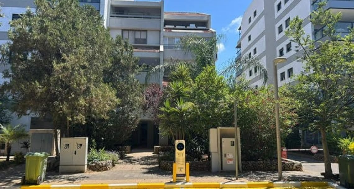 מוגן:  עמדת טעינה חדשה מול בית החולים מאיר מצטרפת למהפכת התחבורה הירוקה בעיר